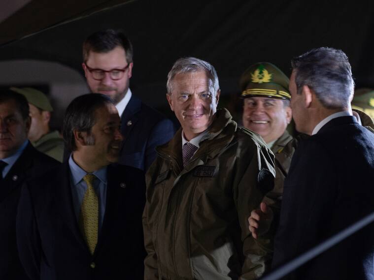 Presidente Kast destaca avances para Carabineros