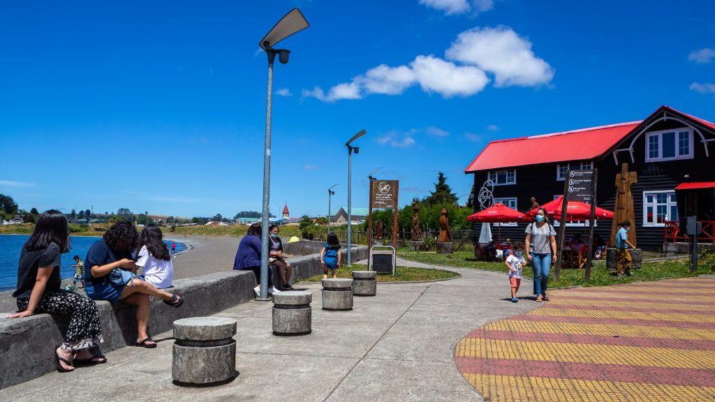 19 de Enero de 2021 / LLANQUIHUETuristas disfruta del lago en el muelle en fase 2 ya que el di?a jueves retroceden a fase 1 de cuarentena total segu?n el Plan Paso a Paso  
FOTO: FELIPE CONSTANZO / AGENCIA UNO