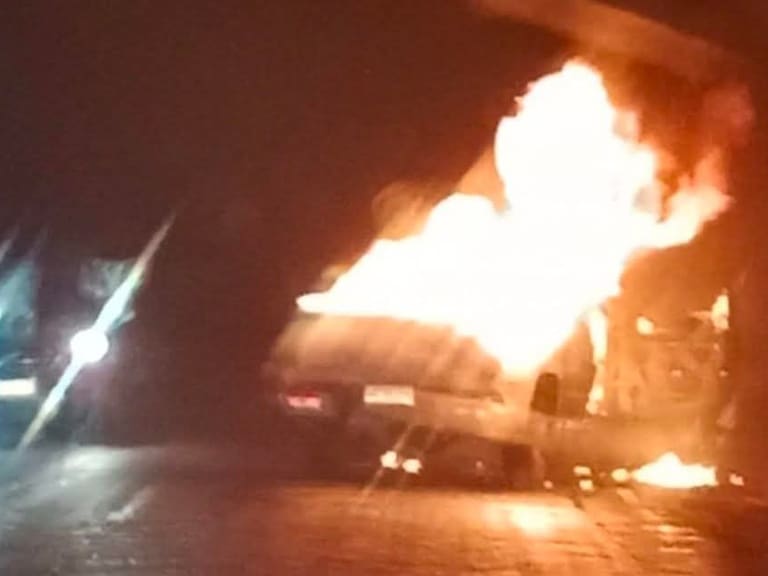 Sujetos encapuchados y armados queman camioneta en Collipulli: es el primer ataque incendiario en Gobierno de Kast