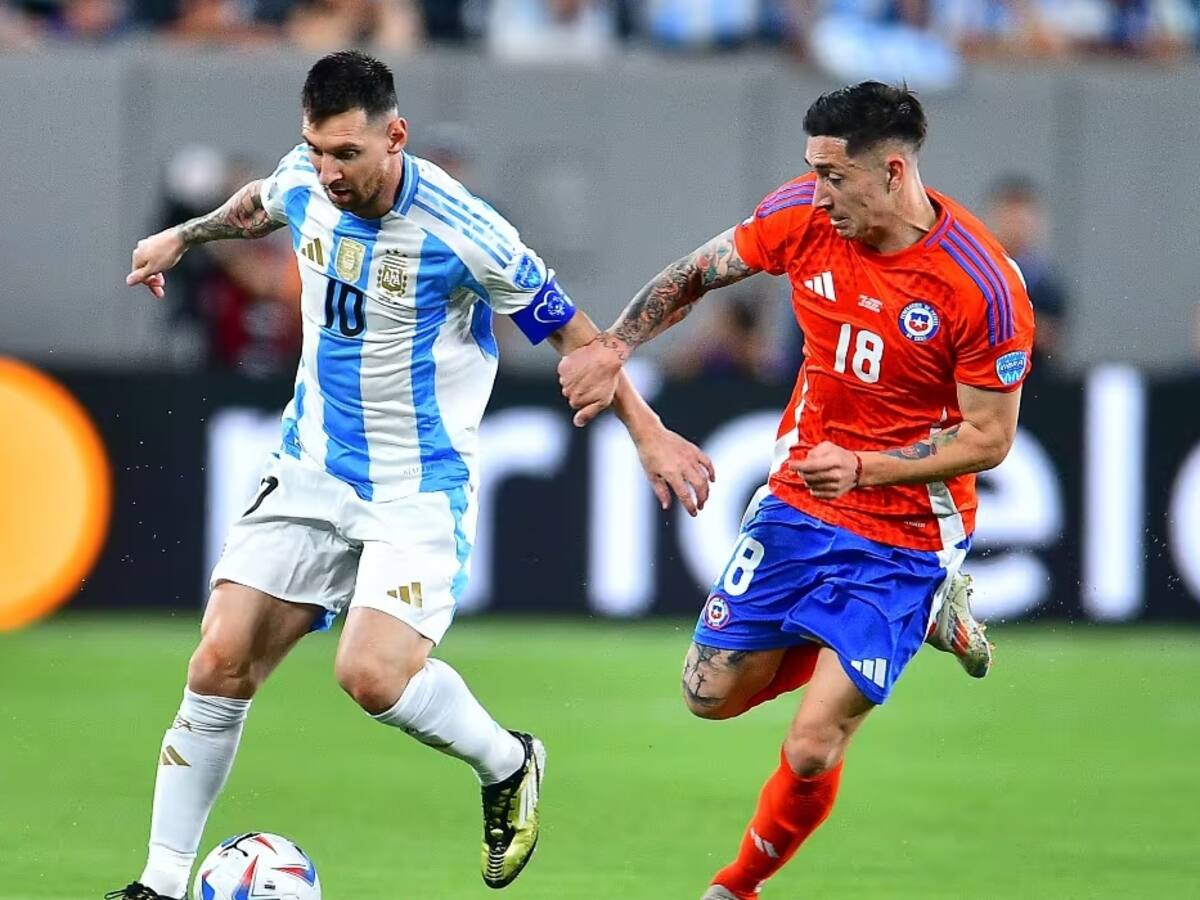 Con el árbitro al lado: el tackle de Rodrigo Echeverría a Lionel Messi que pasó desapercibido en Copa América