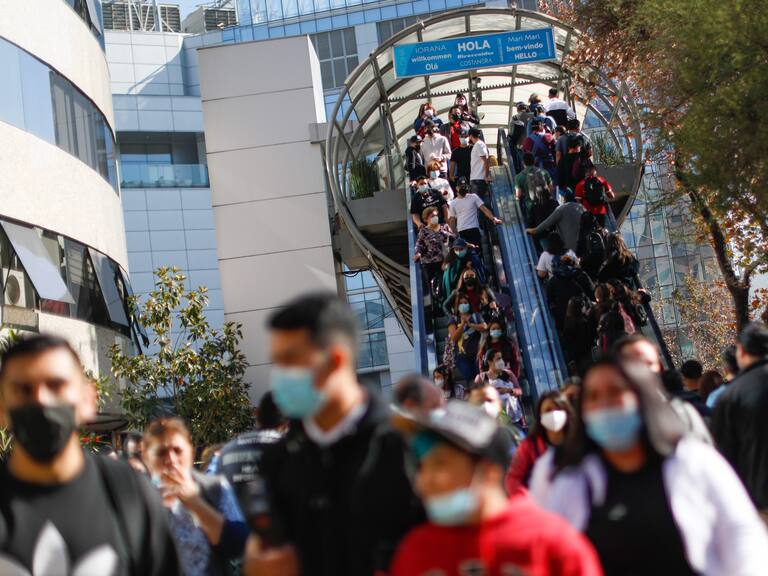 Masiva concurrencia y aglomeraciones se registraron en el mall Costanera Center antes de la cuarentena