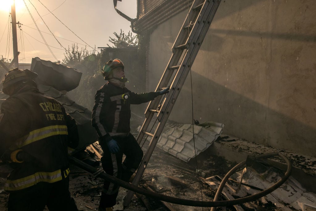 Bomberos de Ucrania combaten el fuego que dejan los bombardeos