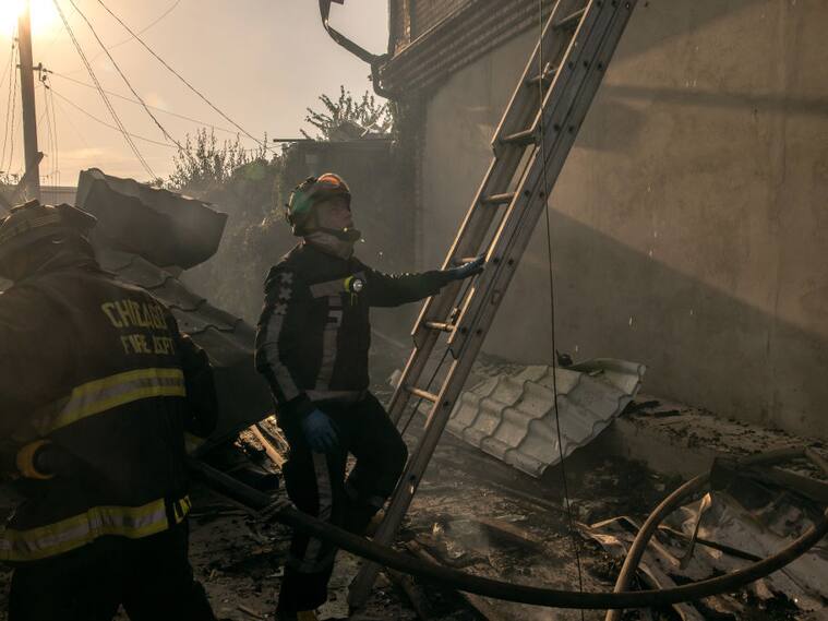 Bomberos de Ucrania combaten el fuego que dejan los bombardeos