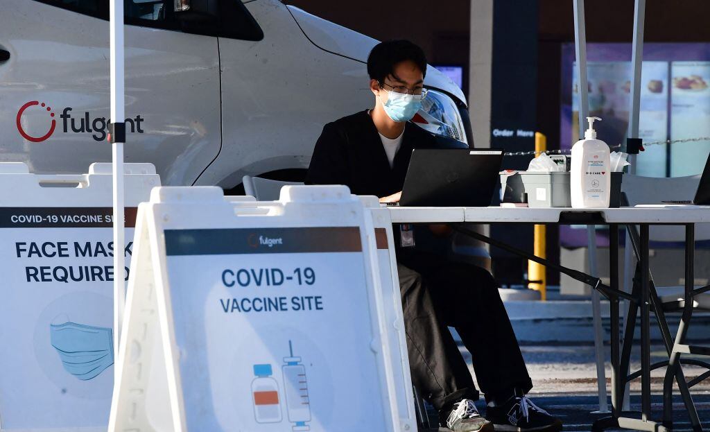 Un centro de vacunación anticovid móvil en la ciudad de Los Angeles