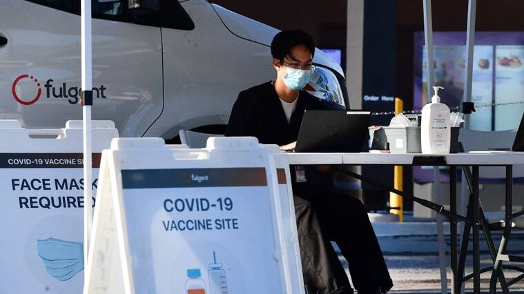 Un centro de vacunación anticovid móvil en la ciudad de Los Angeles