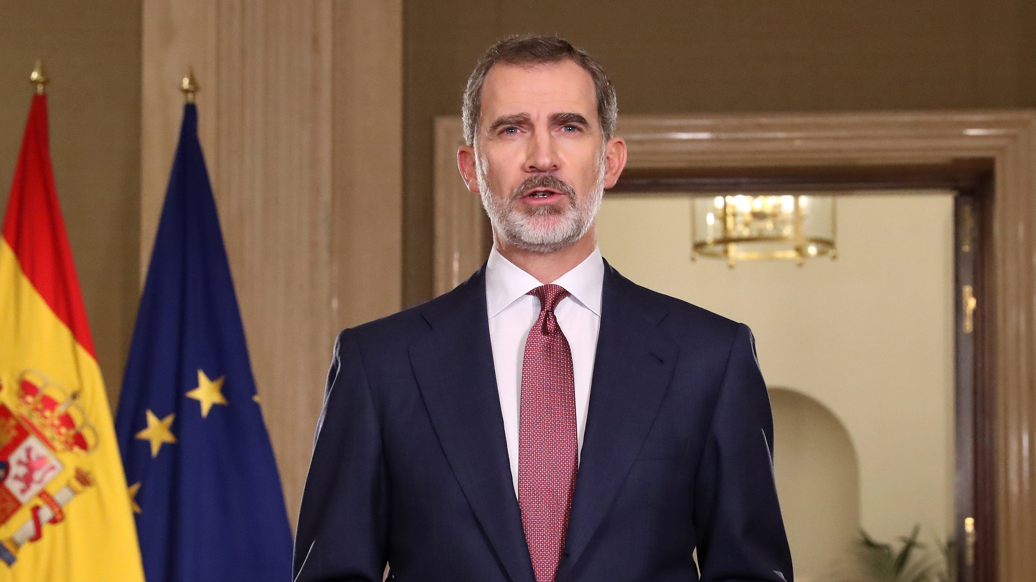 MADRID, SPAIN - MARCH 18: King Felipe VI of Spain is seen speaking to the nation during Covid-19 crisis, also known as Coronavirus crisis, at Zarzuela Palace on March 18, 2020 in Madrid, Spain. (Photo by Handout/Casa Real/Getty Images)
