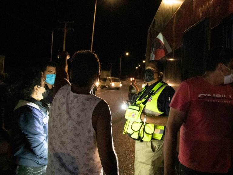 Sorprenden bus pirata trasladando a más de 40 inmigrantes: pasajeros abandonaron el lugar por falta de personal PDI