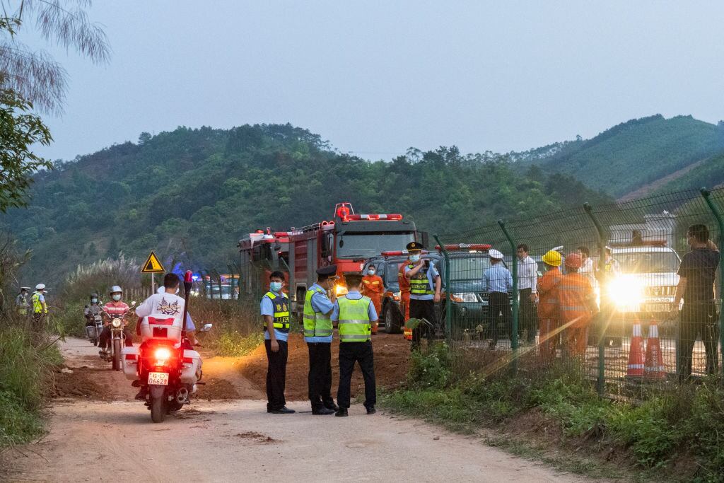 Policías resguardan la zona de labores en el avión caído en Tengxian