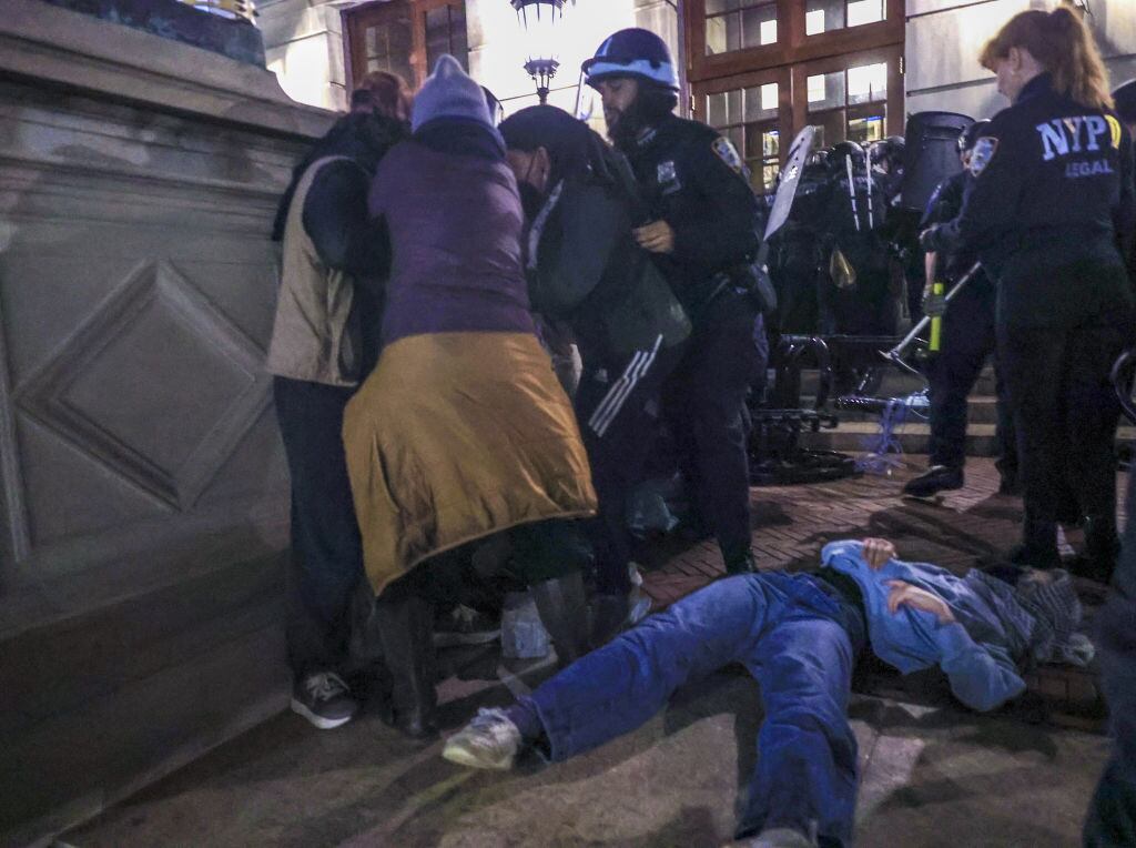 La policía de Nueva York reprimió la protesta contra Israel que se desarrollaba en la Universidad de Columbia en Estados Unidos.