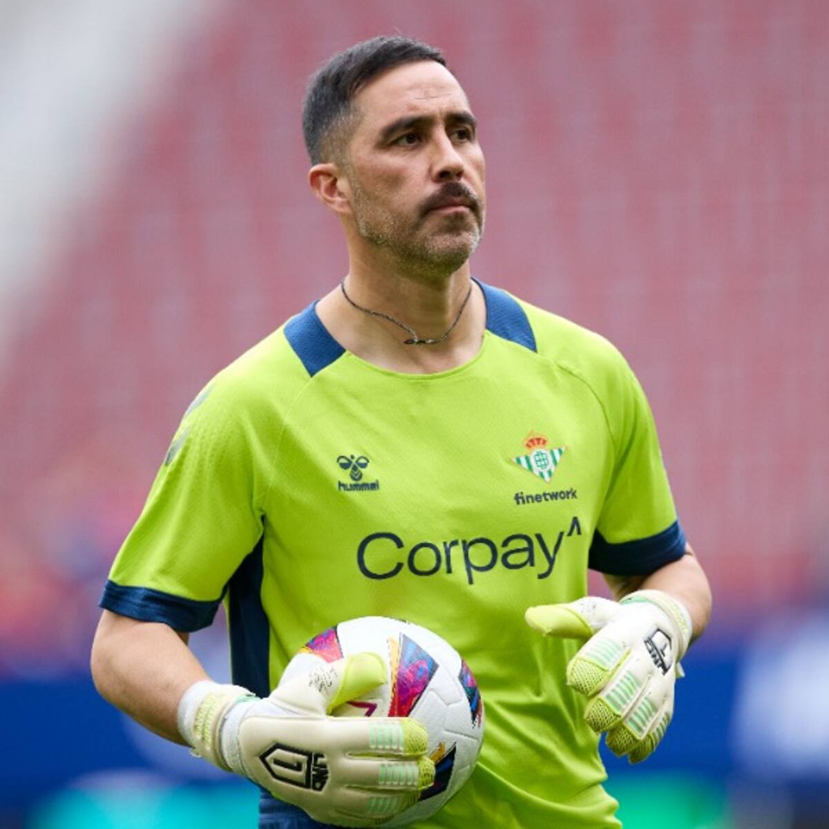 “Indignante la imagen...”: periodista español arremete contra Claudio Bravo y Real Sociedad tras homenaje para el chileno