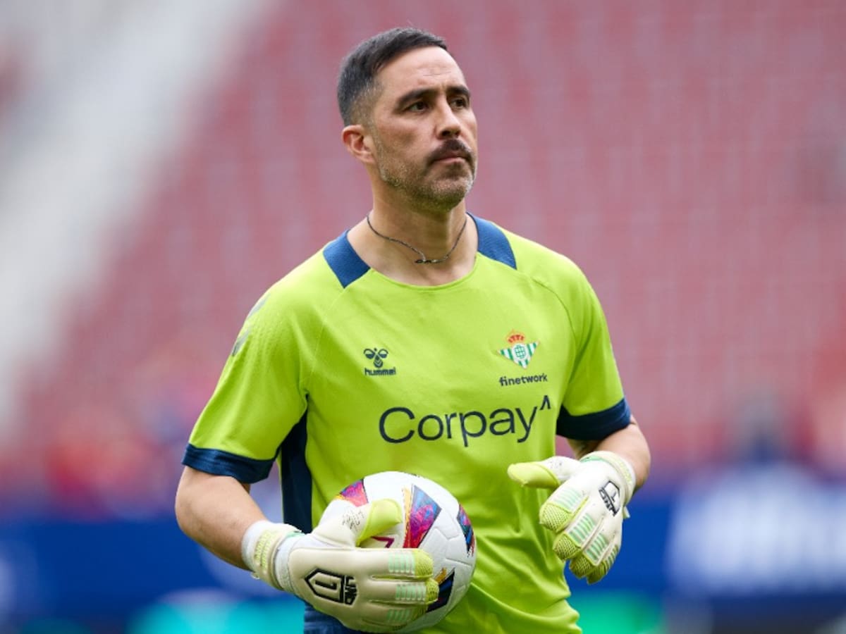 “Indignante la imagen...”: periodista español arremete contra Claudio Bravo y Real Sociedad tras homenaje para el chileno