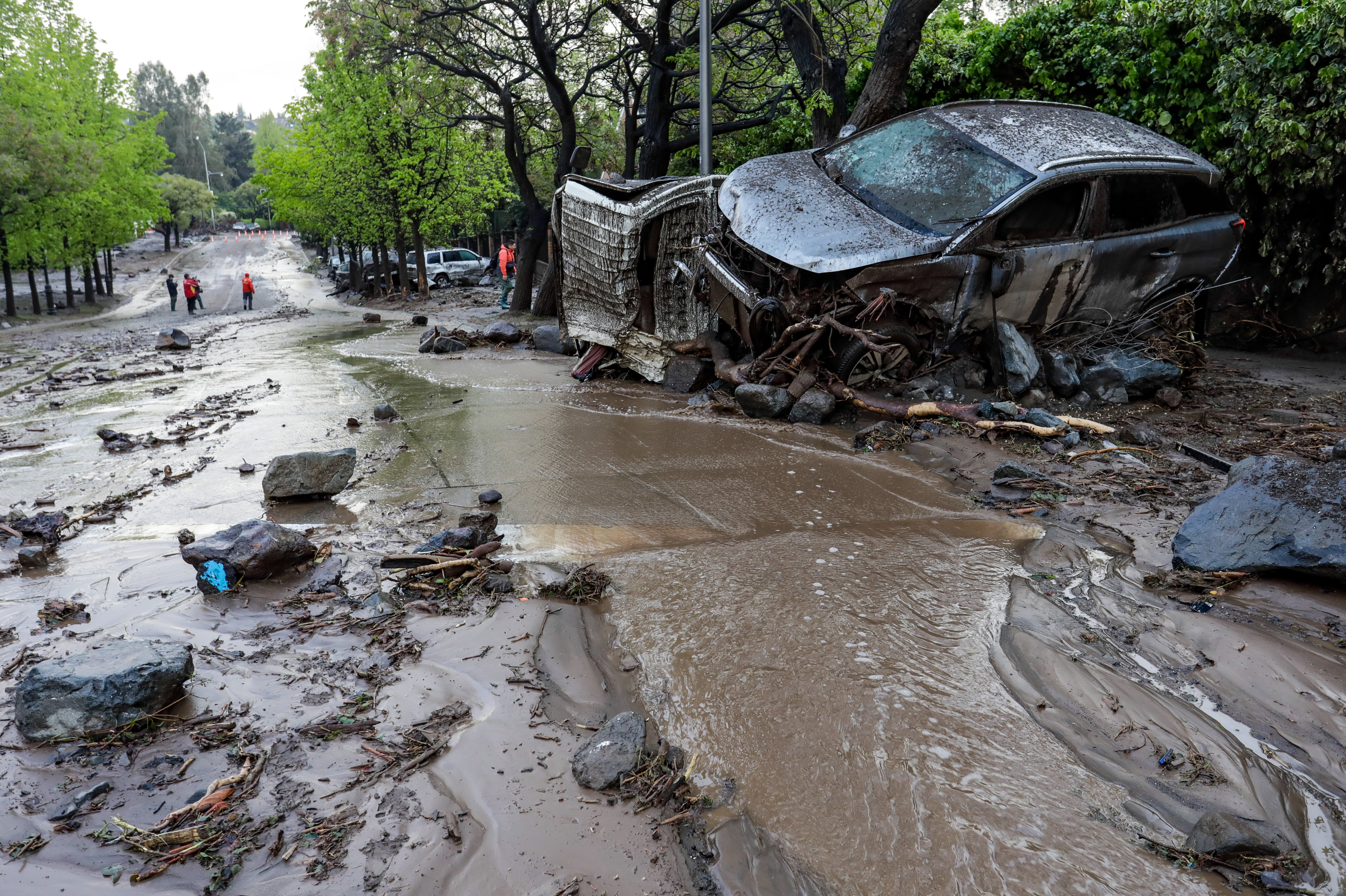 09 DE OCTUBRE DE 2026 / LAS CONDESDiversos automóviles abandonados son fotografiados en la zona afectada gravemente por el aluvión que se dio lugar debido a las fuertes lluvias de la tarde de ayer en la comuna de Las Condes.
FOTO: LUKAS SOLIS / AGENCIAUNO