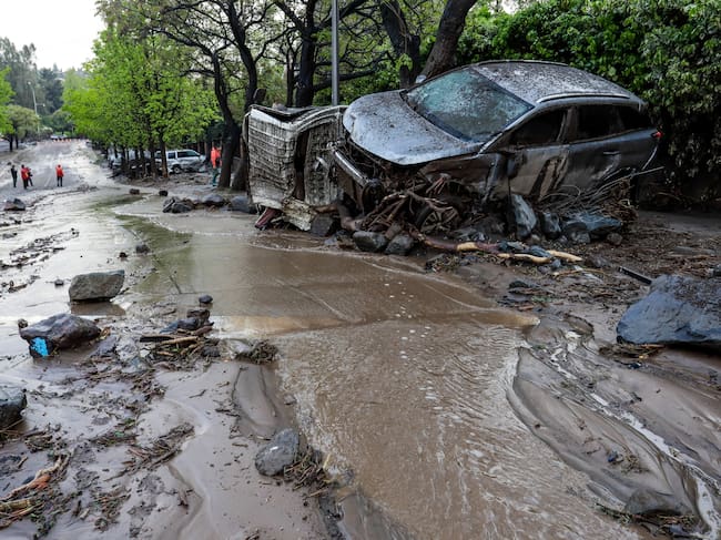 09 DE OCTUBRE DE 2026 / LAS CONDES
Diversos automóviles abandonados son fotografiados en la zona afectada gravemente por el aluvión que se dio lugar debido a las fuertes lluvias de la tarde de ayer en la comuna de Las Condes.
FOTO: LUKAS SOLIS / AGENCIAUNO