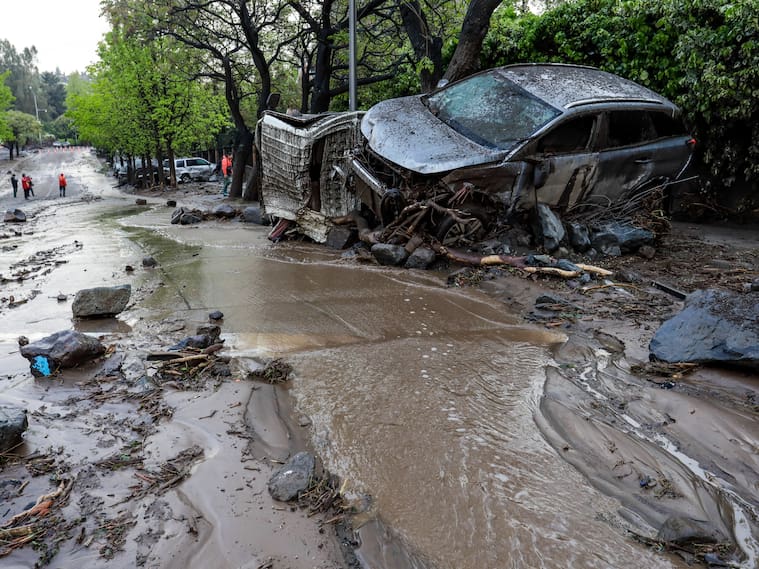 09 DE OCTUBRE DE 2026 / LAS CONDES
Diversos automóviles abandonados son fotografiados en la zona afectada gravemente por el aluvión que se dio lugar debido a las fuertes lluvias de la tarde de ayer en la comuna de Las Condes.
FOTO: LUKAS SOLIS / AGENCIAUNO