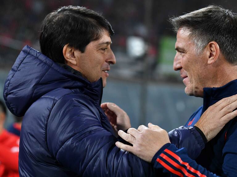 16 DE NOVIEMBRE DE 2023/SANTIAGO
Director tecnico de Chile Eduardo Berizzo junto al director tecnico de Paraguay Daniel Garnero durante el partido, válido por la quinta fecha de las Eliminatorias Sudamericanas 2026 entre las selecciones de Chile y Paraguay en estadio Monumental de Santiago.
FOTO: OSCAR GUERRA / AGENCIAUNO