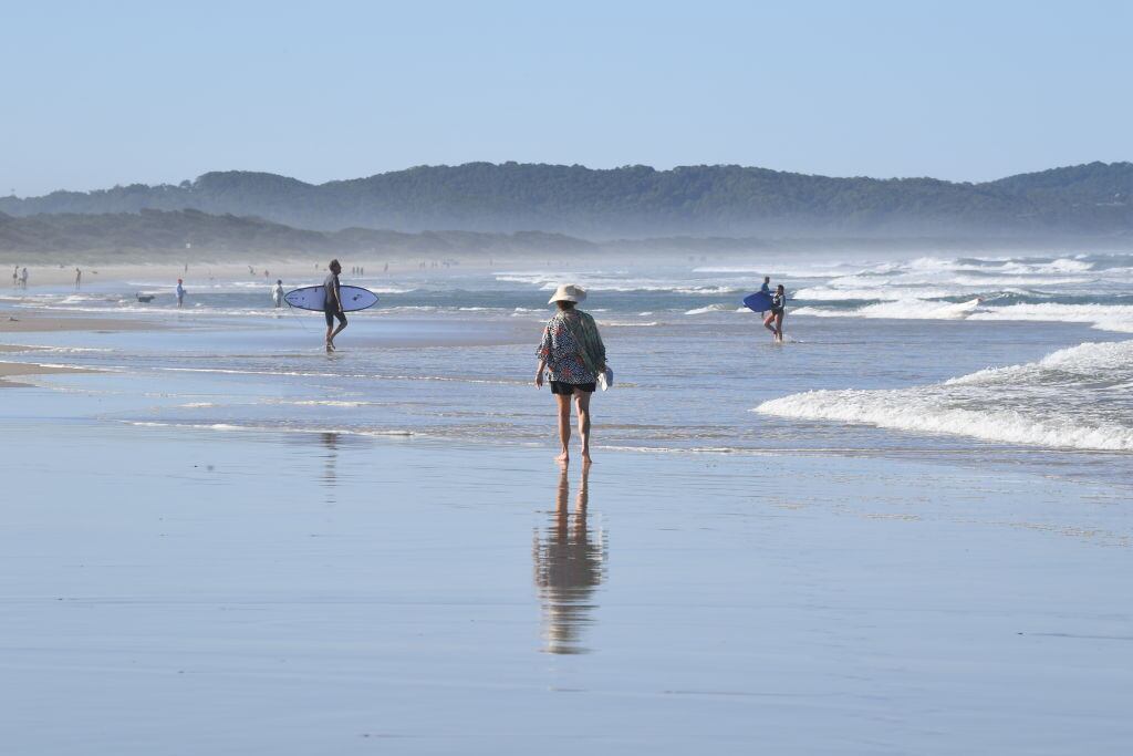 Las personas disfrutan en las playas de Ainsworth en Lennox Head