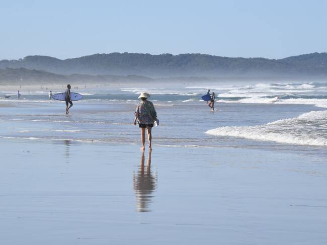 Las personas disfrutan en las playas de Ainsworth en Lennox Head