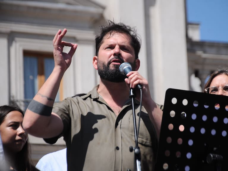 “Me voy con la frente en alto y las manos limpias”: Presidente Gabriel Boric se despide en multitudinario acto en La Moneda