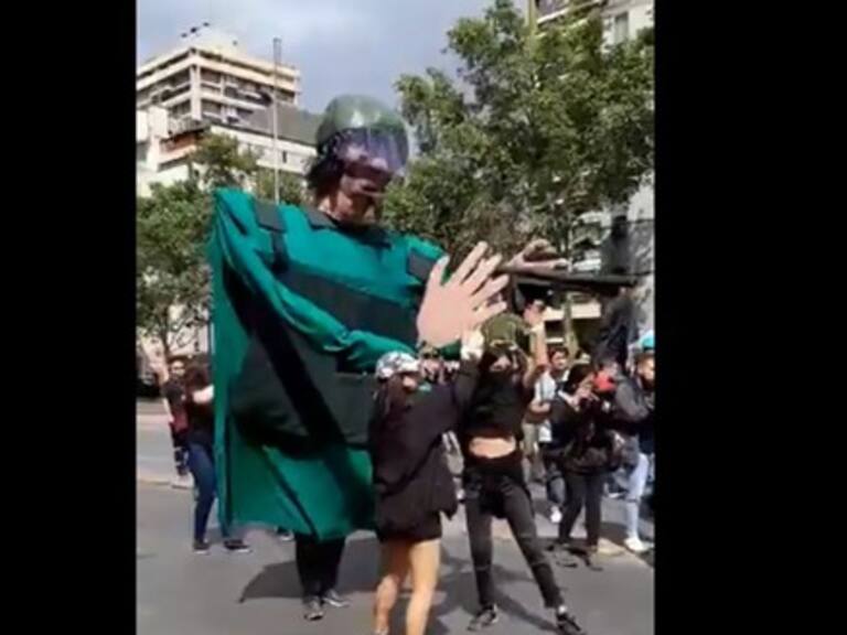 Potente representación de la represión durante la crisis fue interpretada con muñecos gigantes