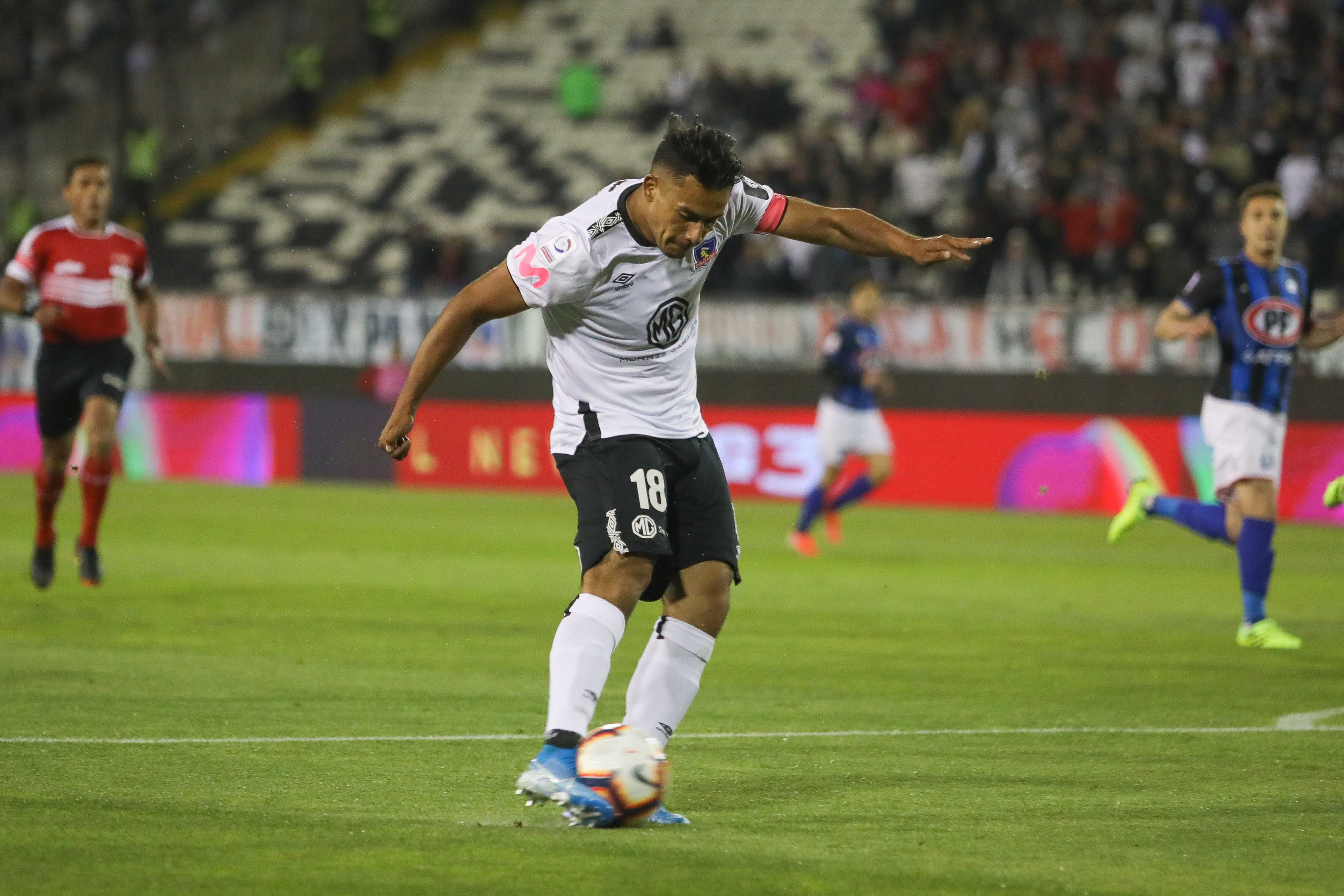 16 DE OCTUBRE DE 2019/SANTIAGOIvan Morales (C) remata, durante el partido valido por la fecha 10 de la segunda ronda del Campeonato Nacional AFP PlanVital 2019, entre Colo Colo y Huachipato, disputado en el Estadio Monumental.
FOTO: SEBASTIAN ORIA/AGENCIAUNO