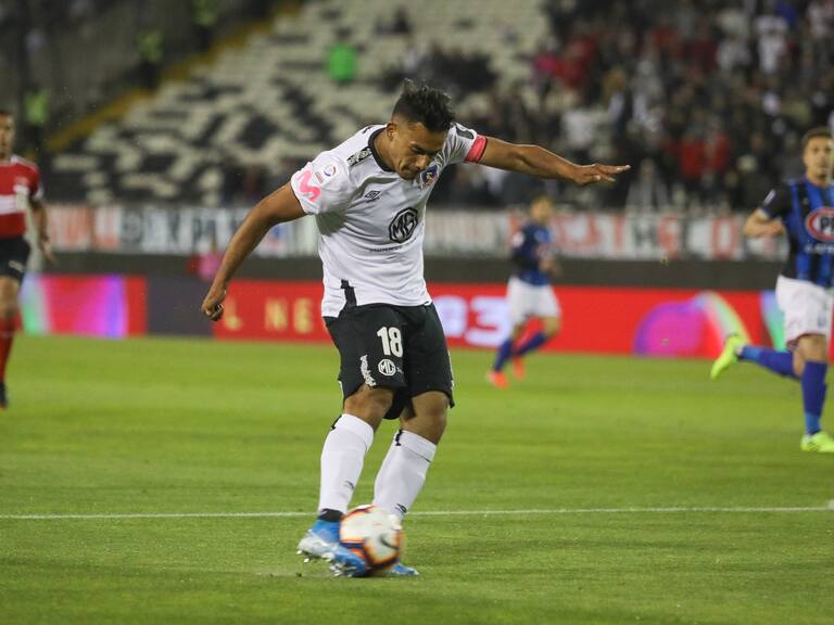16 DE OCTUBRE DE 2019/SANTIAGOIvan Morales (C) remata, durante el partido valido por la fecha 10 de la segunda ronda del Campeonato Nacional AFP PlanVital 2019, entre Colo Colo y Huachipato, disputado en el Estadio Monumental.
FOTO: SEBASTIAN ORIA/AGENCIAUNO