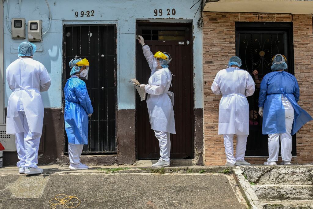 Trabajadores médicos realizan test del Covid-19 en Medellín