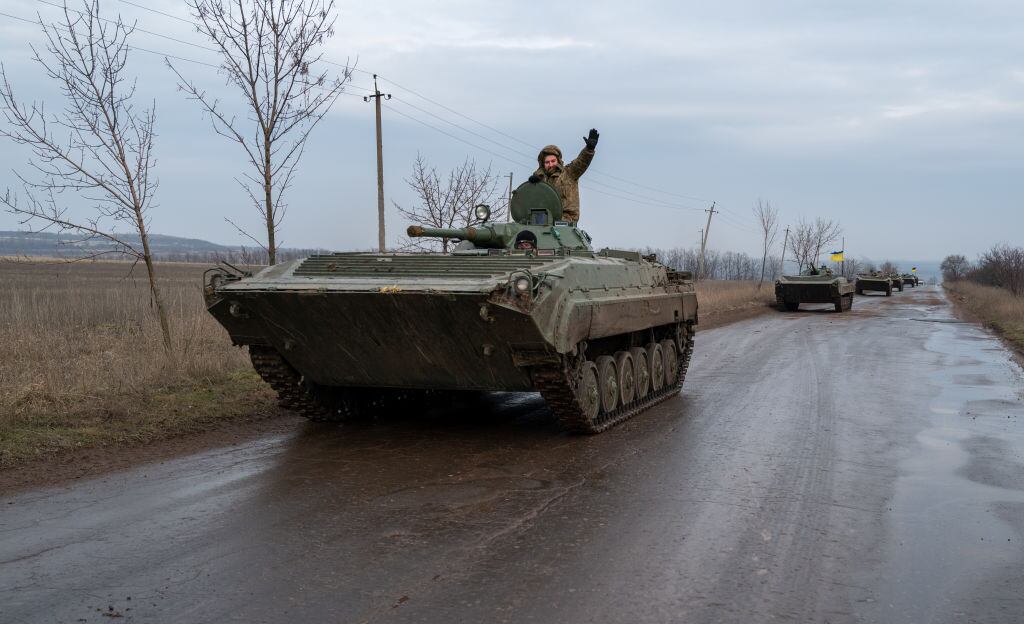 Soldados de Ucrania saluda desde un tanque en el Donetsk