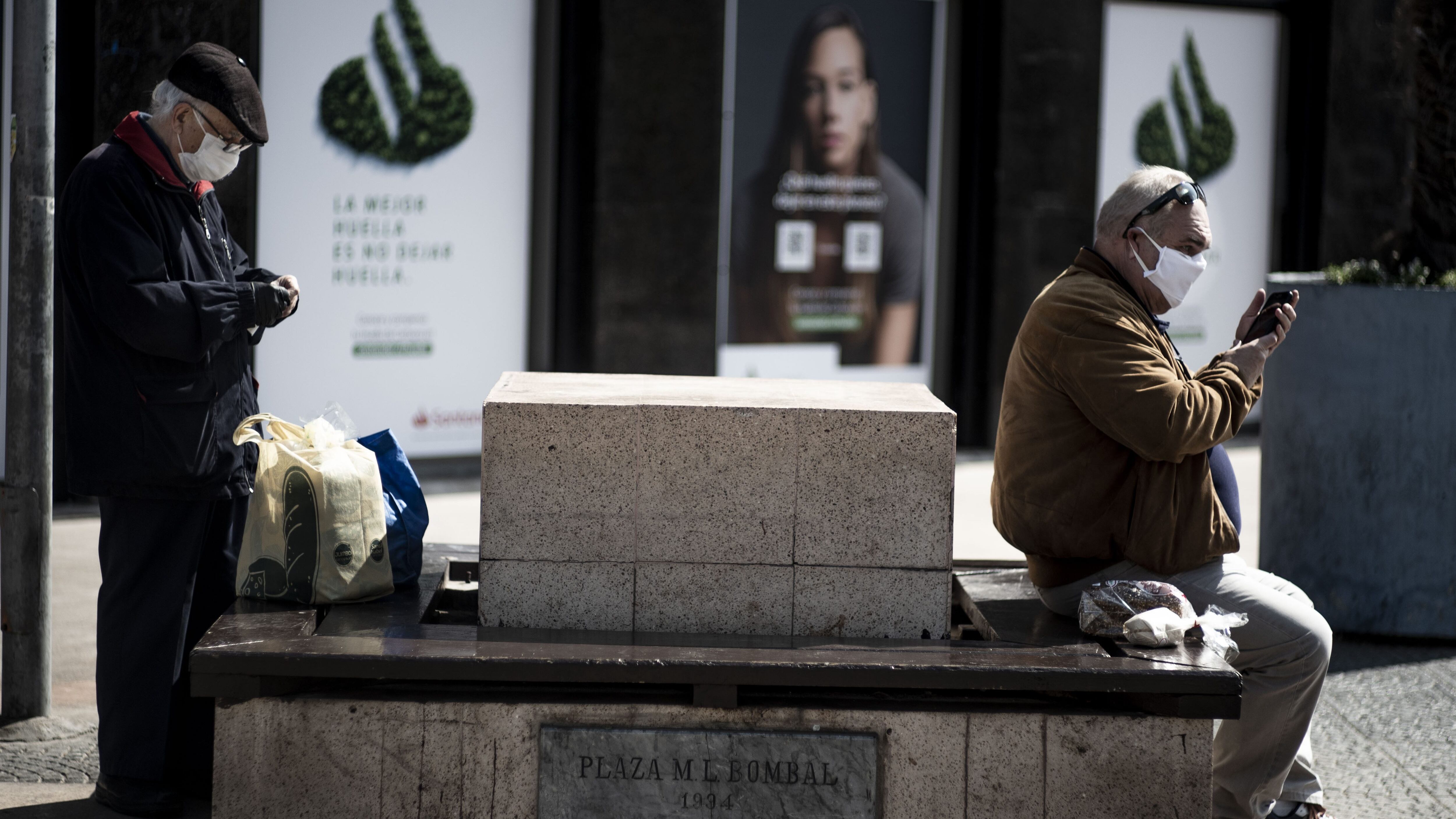 16 DE ABRIL DE 2020/VIA DEL MARDos adultos mayores en una banca de la Plaza Bombal en un contexto en que la gran mayora de contagiados por Covid-19 en la regin son personas de la 3ra edad.
FOTO: MIGUEL MOYA/AGENCIAUNO