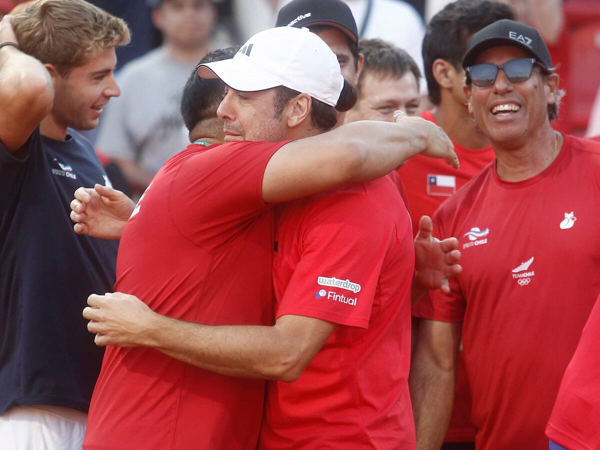 Tras perder a su padre, el capitán le dedicó el triunfo: la conmovedora imagen de Massú y Garín en Copa Davis