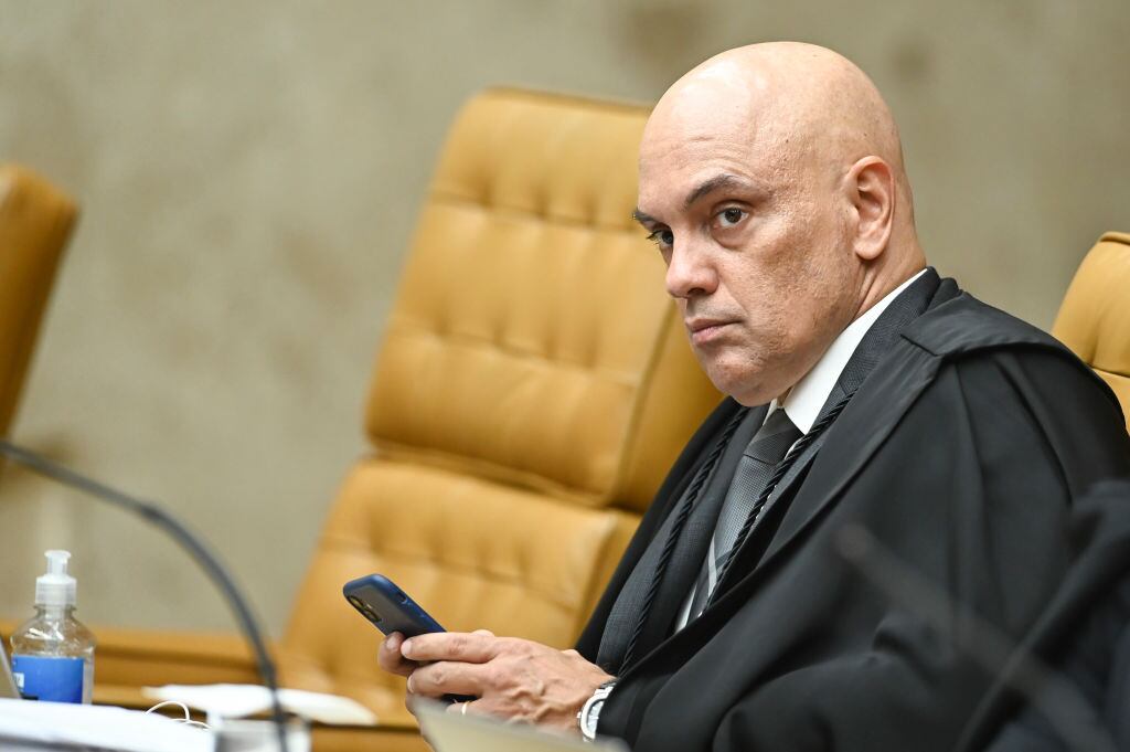El magistrado del Supremo Tribunal Federal de Brasil, Alexandre de Moraes, autorizó que la Policía Federal interrogue al exmandatario Jair Bolsonaro.