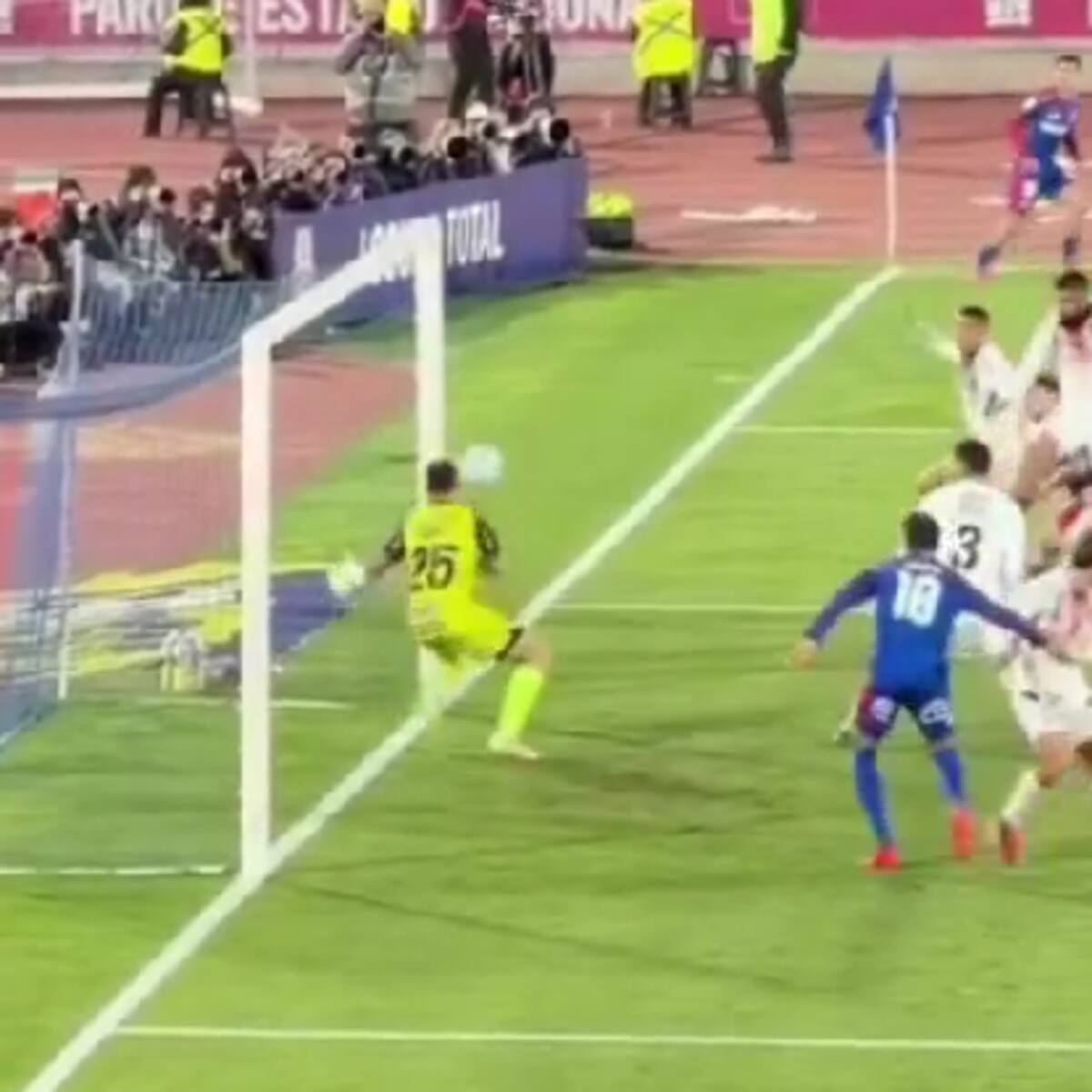 ¿Era gol de Eduardo Vargas? La toma que enfurece a los hinchas de la U tras la polémica con Palestino
