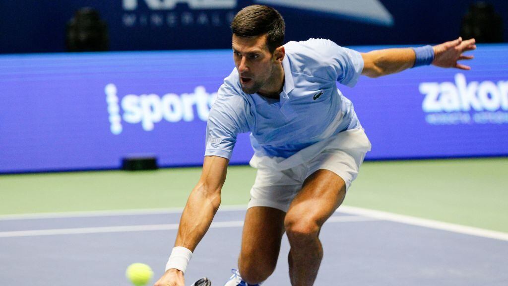 Djokovic aprovecha el retiro de Medvedev y clasifica a la final de Astaná