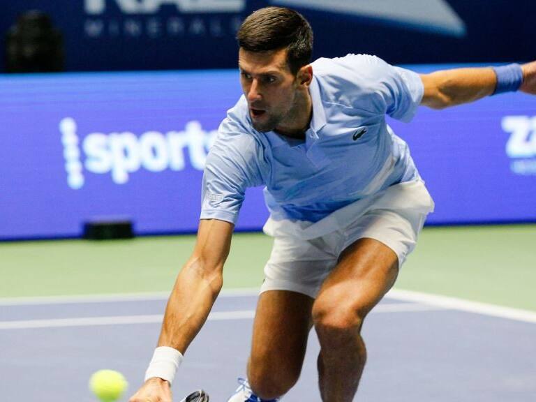 Novak Djokovic aprovecha el retiro de Daniil Medvedev y se cita con Stefanos Tsitsipas en la final del ATP de Astaná