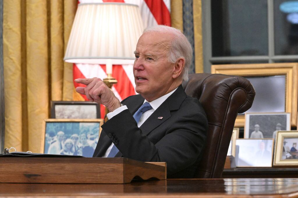 El aún presidente de Estados Unidos, Joe Biden, sentado en el sillón principal de la Casa Blanca en la ciudad de Washington