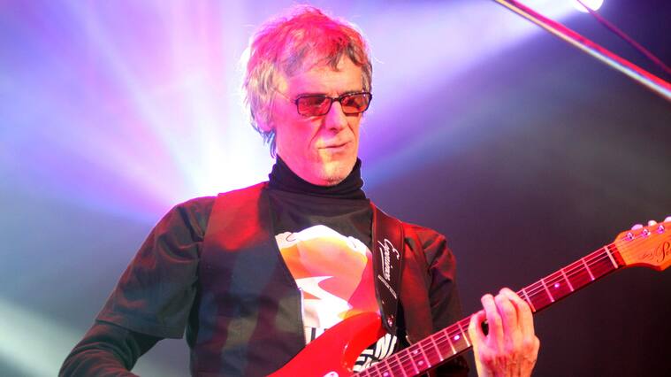 BUENOS AIRES, ARGENTINA - MAY 21: Spinetta performs with Ratones Paranoicos during a concert on May 21, 2010 in Buenos Aires, Argentina. (Photo by Gustavo Munoz/LatinContent via Getty Images)