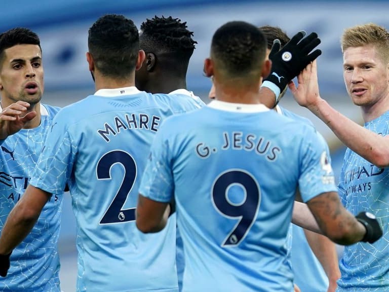 MANCHESTER, ENGLAND - DECEMBER 05: Kevin De Bruyne of Manchester City celebrates with teammate Riyad Mahrez and Gabriel Jesus after scoring his team&#039;s second goal during the Premier League match between Manchester City and Fulham at Etihad Stadium on December 05, 2020 in Manchester, England. The match will be played without fans, behind closed doors as a Covid-19 precaution. (Photo by Dave Thompson - Pool/Getty Images)