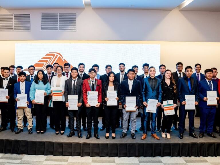 100 jóvenes formados desde programas educacionales impulsados por Collahuasi firman contrato con la compañía y sus proveedores