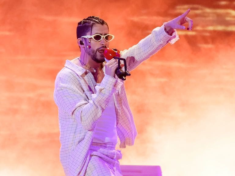 Bad Bunny tira teléfono de fanática