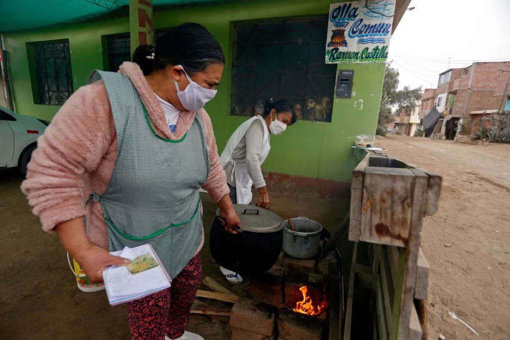 Mujeres preparan la comida en olla común de un barrio popular de Perú