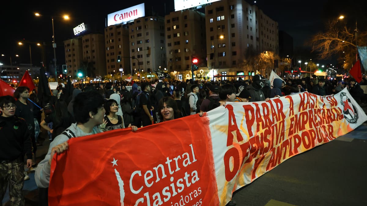 Organizaciones sociales y trabajadores se movilizan en rechazo a la megareforma del Presidente Kast y al alza de la vida