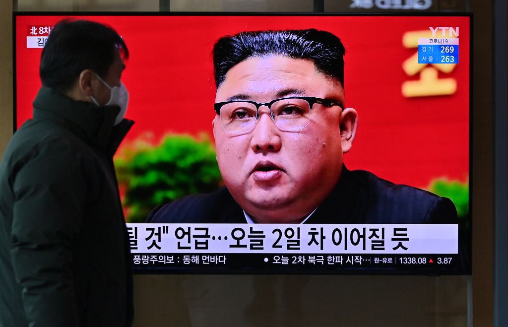 Una televisión en Seúl muestra noticias del líder norcoreano Kim Jong-Un