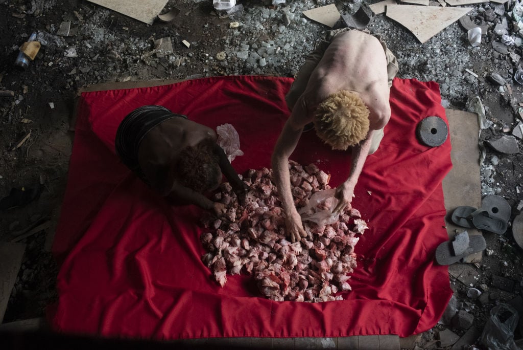 Personas que viven en la calle reúnen alimentos en Río de Janeiro
