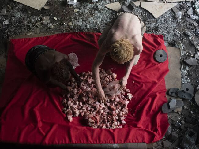 Personas que viven en la calle reúnen alimentos en Río de Janeiro