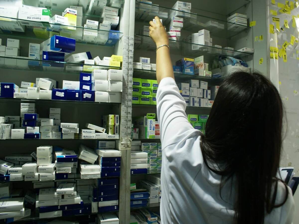 Ahorro de hasta 81% en remedios: La gran brecha entre el mercado tradicional de farmacias y el modelo “al costo”