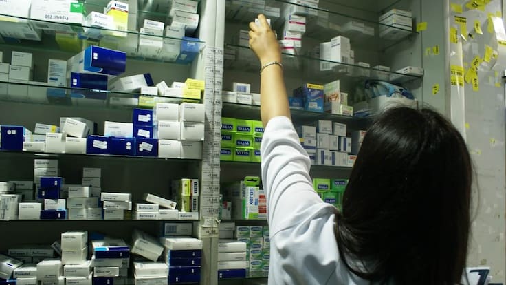 Ahorro de hasta 81% en remedios: La gran brecha entre el mercado tradicional de farmacias y el modelo “al costo”