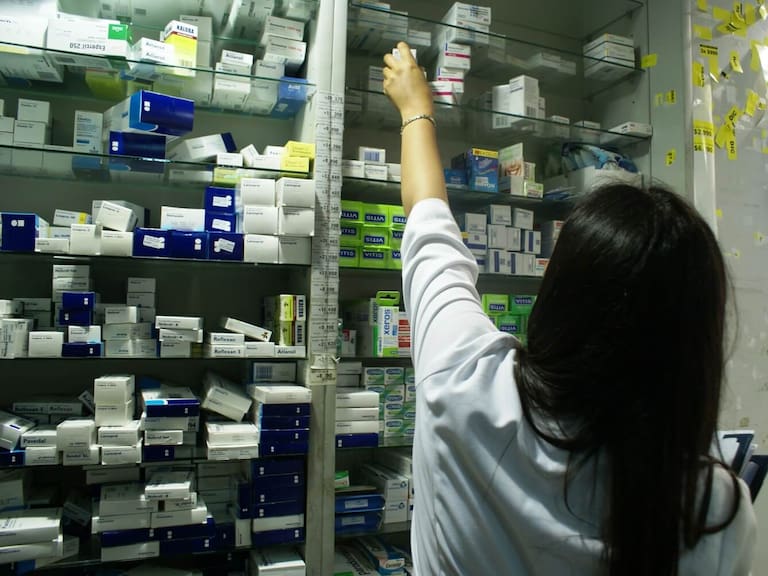 Ahorro de hasta 81% en remedios: La gran brecha entre el mercado tradicional de farmacias y el modelo “al costo”