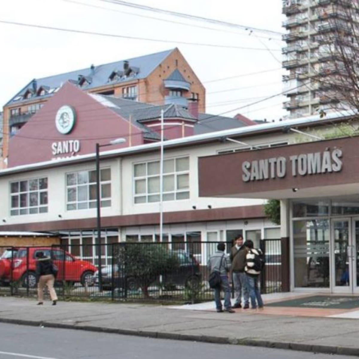 Golpe a la Universidad Santo Tomás: aprueban cierre de sede y revelan qué pasará con los alumnos