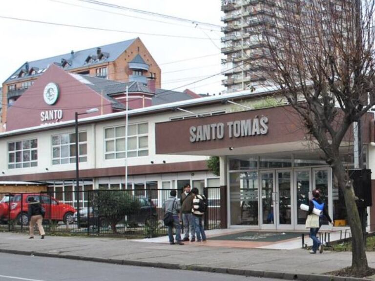 Golpe a la Universidad Santo Tomás: aprueban cierre de sede y revelan qué pasará con los alumnos