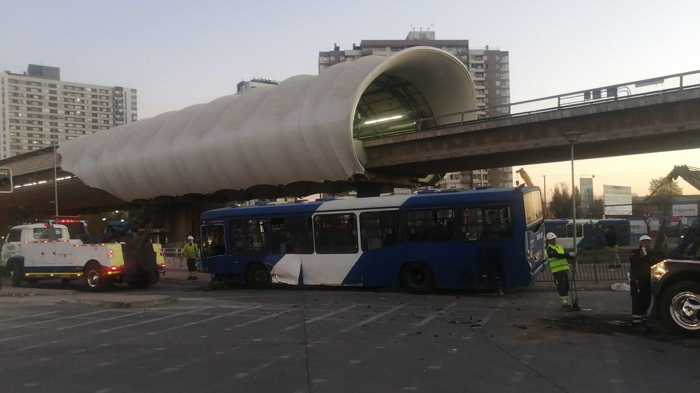 Micro quedó colgando en el Zanjón de la Aguada tras colisión contra auto