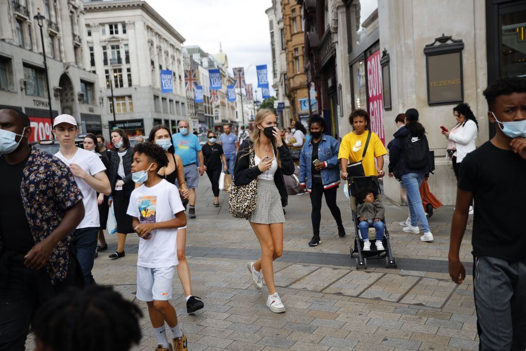 Las personas compran en calles comerciales de Londres
